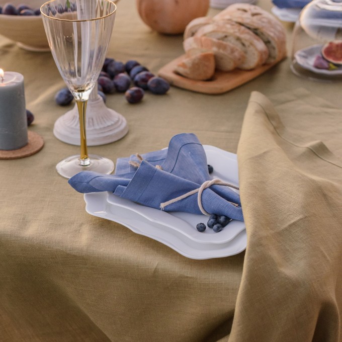 White linen napkin set